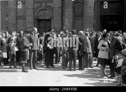 Varsovie, 1946-05-03.Po mszy œwiêtej W koœciele Wniebowziêcia NMP i œw.Józefa Oblubieñca, pokarmelickim, przy Krakowskim Przedmieœciu z okazji œwiêta 3 Maja.Po prawej widoczny genera³ Marian Spychalski. ps/pp PAP/Stanis³aw D¹browieckiVarsovie, le 3 mai 1946.Après une messe sainte marquant la Constitution du 3 mai célébrée dans l'Église de l'Assomption de la Sainte Vierge Marie et de Saint Joseph le betrothed, l'église post-carmélite sur la rue Krakowskie Przedmiescie.Sur la droite, le général Marian Spychalski. ps/pp PAP/Stanislaw Dabrowiecki Banque D'Images