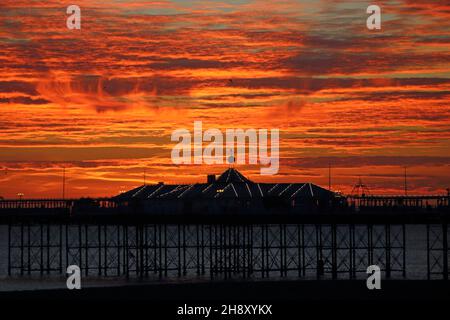 Brighton, Sussex, Angleterre, Royaume-Uni.2 décembre 2021.Crépuscule sur la jetée de Brighton, un hiver frais et lumineux.Crédit : Julia Gavin/Alamy Live News Banque D'Images