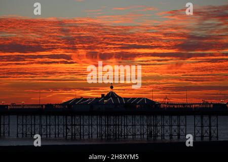 Brighton, Sussex, Angleterre, Royaume-Uni.2 décembre 2021.Crépuscule sur la jetée de Brighton, un hiver frais et lumineux.Crédit : Julia Gavin/Alamy Live News Banque D'Images