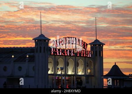 Brighton, Sussex, Angleterre, Royaume-Uni.2 décembre 2021.Crépuscule sur la jetée de Brighton, un hiver frais et lumineux.Crédit : Julia Gavin/Alamy Live News Banque D'Images