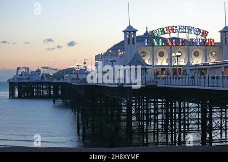 Brighton, Sussex, Angleterre, Royaume-Uni.2 décembre 2021.Crépuscule sur la jetée de Brighton, un hiver frais et lumineux.Crédit : Julia Gavin/Alamy Live News Banque D'Images