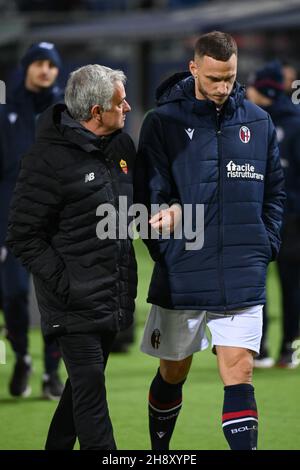 Stade Renato Dall'Ara, Bologne, Italie, 01 décembre 2021,José Mourinho EN TANT que Roma Trainer consoles Marko Arnautovic après sa blessure pendant Bologne Banque D'Images