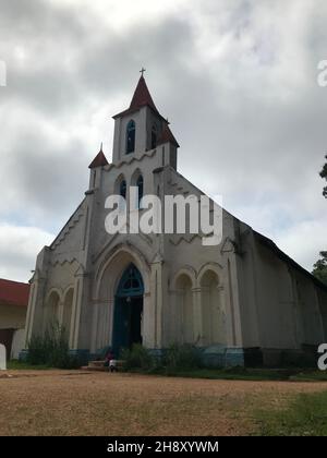 Les églises de l'époque coloniale se trouvent toujours en RDC.Ici, à Banalia, cette construction belge a résisté à l'usure du temps.République démocratique du Congo. Banque D'Images