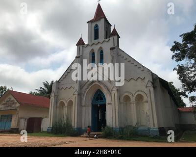 Les églises de l'époque coloniale se trouvent toujours en RDC.Ici, à Banalia, cette construction belge a résisté à l'usure du temps.République démocratique du Congo. Banque D'Images