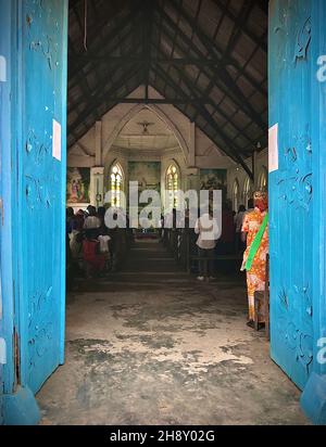 Les églises de l'époque coloniale se trouvent toujours en RDC.Ici, à Banalia, cette construction belge a résisté à l'usure du temps.République démocratique du Congo. Banque D'Images