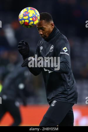 Londres, Angleterre, 2 décembre 2021.Ethan Pinnock de Brentford se réchauffe lors du match de la Premier League au Tottenham Hotspur Stadium, Londres.Le crédit photo devrait se lire: David Klein / Sportimage Banque D'Images