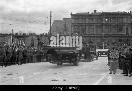 Varsovie, 1946-05-09.Ochody pierwszej rocznicy zakoñczenia II wojny œwiatowej.Defilada wojskowa na Placu Zwyciêstwa (od 1990 plac Pi³sudskiego). po/ms PAP/Stanis³aw D¹browieckiVarsovie, le 9 mai 1946.Cérémonies marquant le 1er anniversaire de la fin de la Seconde Guerre mondialePhoto : défilé militaire sur la place Zwyciestwa (depuis 1990, place Pilsudski). po/ms PAP/Stanislaw Dabrowiecki Banque D'Images