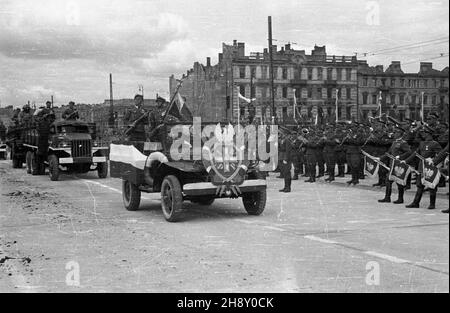 Varsovie, 1946-05-09.Ochody pierwszej rocznicy zakoñczenia II wojny œwiatowej.Defilada wojskowa na Placu Zwyciêstwa (od 1990 plac Pi³sudskiego). po/ms PAP/Stanis³aw D¹browieckiVarsovie, le 9 mai 1946.Cérémonies marquant le 1er anniversaire de la fin de la Seconde Guerre mondialePhoto : défilé militaire sur la place Zwyciestwa (depuis 1990, place Pilsudski). po/ms PAP/Karol Szczecinski Banque D'Images