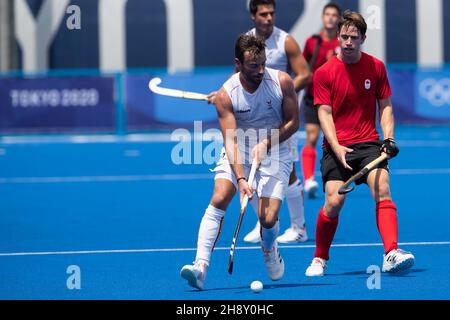 Tokyo, Japon.29 juillet 2021.Sébastien Dockier (9) de Belgique contrôle le ballon tandis que John Boothroyd (20) du Canada poursuit le match préliminaire de hockey masculin entre le Canada et la Belgique aux Jeux olympiques de Tokyo en 2020 au stade de hockey de l'Oi à Tokyo, au Japon.Daniel Lea/CSM}.Crédit : csm/Alay Live News Banque D'Images