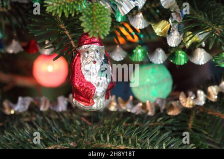 Décorations de Noël vintage sur un véritable pin Banque D'Images