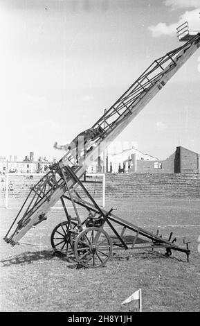 Varsovie, 1946-05-25.Ochody I rocznicy utworzenia Korpusu Bezpieczeñstwa Wewnêtrznego.NZ. Pokaz umiejêtnoœci psów s³u¿bowych na stadionie Wojskowego Klubu Sportowego Legia. po/ms PAPVarsovie, le 25 mai 1946.Cérémonies marquant le 1er anniversaire du corps de sécurité interne.Photo : un spectacle d'entraînement canin au stade du Military Sports Club Legia. po/ms PAP Banque D'Images