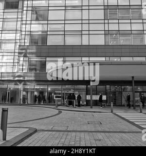 Des gens qui font la queue pour recevoir des injections de rappel Covid 19 à l'hôpital Ulster de Dundonald, en Irlande du Nord, au Royaume-Uni Banque D'Images