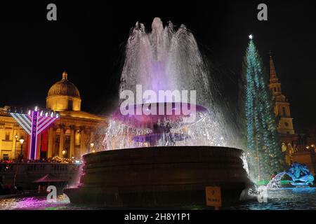 Londres, Royaume-Uni.2 décembre 2021.Eclairage de l'arbre de Noël de Trafalgar Square à Trafalgar Square, Londres.Les lumières sur le cadeau annuel de la Norvège, maintenant dans sa 74 année, ont été activées lors d'une cérémonie avec le maire de Westminster et le maire d'Oslo.Crédit : Paul Brown/Alay Live News Banque D'Images