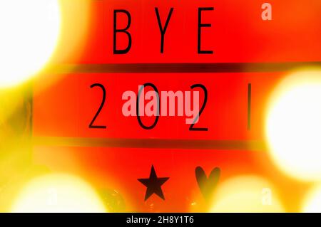 Boîte de lumière de tableau de lettres avec texte BYE 2021, nouveau concept année 2022, bokeh de lumière. Banque D'Images