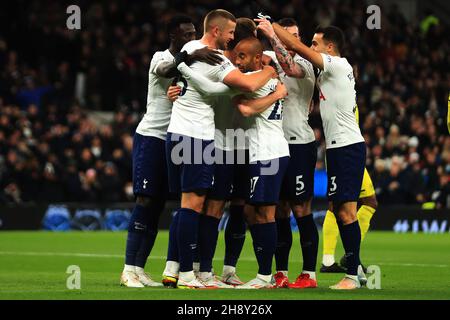 Londres, Royaume-Uni.02e décembre 2021.Les joueurs de Tottenham Hotspur fêtent après que Sergi Canós de Brentford ait un but propre pour le premier but de Tottenham.Match Premier League, Tottenham Hotspur v Brentford au Tottenham Hotspur Stadium de Londres, le jeudi 2 décembre 2021. Cette image ne peut être utilisée qu'à des fins éditoriales.Utilisation éditoriale uniquement, licence requise pour une utilisation commerciale.Aucune utilisation dans les Paris, les jeux ou les publications d'un seul club/ligue/joueur. photo par Steffan Bowen/Andrew Orchard sports photographie/Alay Live news crédit: Andrew Orchard sports photographie/Alay Live News Banque D'Images