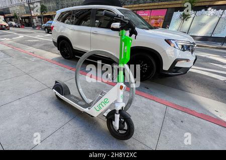 San Francisco, États-Unis.22 novembre 2021.Un scooter Lime est stationné sur une rue San Francisco le 22 novembre 2021.Lime est une compagnie de transport basée à San Francisco et gère des scooters électriques, des vélos électriques, des vélos à pédales normaux, des cyclomoteurs électriques et des systèmes de partage de voitures dans diverses villes du monde entier.(Photo de Samuel Rigelhaupt/Sipa USA) crédit: SIPA USA/Alay Live News Banque D'Images