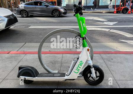 San Francisco, États-Unis.22 novembre 2021.Un scooter Lime est stationné sur une rue San Francisco le 22 novembre 2021.Lime est une compagnie de transport basée à San Francisco et gère des scooters électriques, des vélos électriques, des vélos à pédales normaux, des cyclomoteurs électriques et des systèmes de partage de voitures dans diverses villes du monde entier.(Photo de Samuel Rigelhaupt/Sipa USA) crédit: SIPA USA/Alay Live News Banque D'Images
