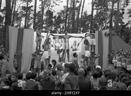 Olsztyn, 1946-06.W dniach 9-10 czerwca na Stadionie Leœnym odbywa³a siê impreza dla m³odzie¿y Gody Wiosenne.Chodzi³o o przedstawienie dorobku kultury Warmii mazurów Prusse, pokazanie œwiatu, ¿e s¹ to regiony rdzennie polskie. mw PAP/Jerzy Baranowski Dok³adny dzieñ wydarzenia nieustalony.Olsztyn, juin 1946.Entre le 9 et le 10 juin au Forest Stadium, la jeunesse polonaise a participé à un événement culturel appelé nuptials du printemps ou jours verts et a pour but de présenter la réalisation culturelle de la région de Warmia et de la Mazurie prussienne pour montrer au monde que cette région était la terre indigène de la Pologne. Banque D'Images