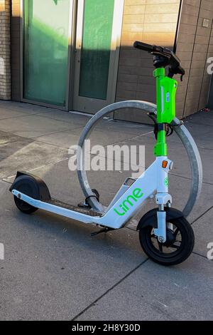 San Francisco, États-Unis.22 novembre 2021.Un scooter Lime est stationné sur une rue San Francisco le 22 novembre 2021.Lime est une compagnie de transport basée à San Francisco et gère des scooters électriques, des vélos électriques, des vélos à pédales normaux, des cyclomoteurs électriques et des systèmes de partage de voitures dans diverses villes du monde entier.(Photo de Samuel Rigelhaupt/Sipa USA) crédit: SIPA USA/Alay Live News Banque D'Images