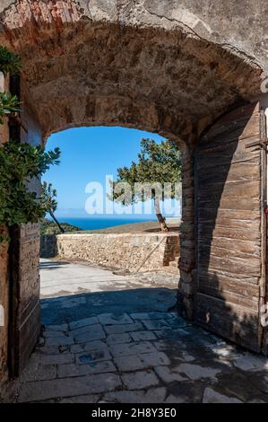 Populonia, Livourne, Italie - 2021, septembre 18 : l'entrée principale du petit village médiéval. Banque D'Images