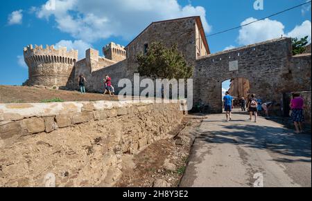 Populonia, Livourne, Italie - 2021, septembre 18: Personnes marchant dans le petit village, le long des murs fortifiés. Banque D'Images