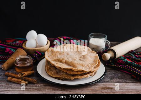 recette mexicaine de buñuelos et ingrédients du dessert traditionnel pour Noël au Mexique Banque D'Images