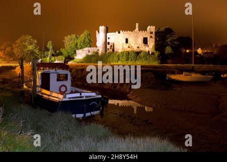 Château de Laugharne et rivière Taf la nuit sous les projecteurs, Pembrokeshire, pays de Galles Banque D'Images