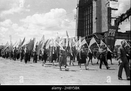 Varsovie, 1946-06-17.W sali teatru Roma przy ul.Nowogrodzkiej 49 rozpocz¹³ siê pierwszy zjazd cz³onków Polskiej Partii Socjalistycznej (PPS), uczestników walki zbrojnej z Niemcami.Wziê³o W nim udzia³ ok.4 typ. pesowców.NZ. w pochodzie, który wyruszy³ spod Romy maszeruje ok.10 tys. osób.W tle szkielet Dworca G³ównego. mw PAP/Jerzy BaranowskiVarsovie, le 17 juin 1946.Le 1er congrès des membres du Parti socialiste polonais (PPS), participants à la lutte armée avec les Allemands, a débuté au Théâtre Roma, au 49, rue Nowogrodzka.Quelque 4,000 membres de PPS y ont assisté.Photo : oui Banque D'Images