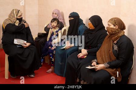 New Delhi, Inde.02e décembre 2021.Des femmes musulmanes attendent d'être vaccinées pendant le camp de vaccination COVID-19 à Sakur ki Danadi (SKD) Basti dans le Vieux Delhi.un responsable du ministère de la Santé a déclaré que deux cas de la nouvelle variante du virus corona Omicron sont détectés dans le Karnataka dans le pays.L'Inde a signalé 9,765 infections fraîches du virus corona au cours des 24 dernières heures.Crédit : SOPA Images Limited/Alamy Live News Banque D'Images