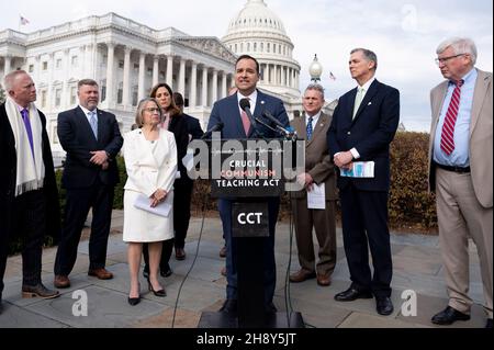 Washington, DC, États-Unis.2 décembre 2021.Washington, DC, Etats-Unis: ANDREW BREMBERG, président et chef de la direction de la Fondation mémorial des victimes du communisme, s'exprimant lors d'une conférence de presse sur l'introduction de la Loi cruciale sur l'enseignement du communisme (CCT) à la Chambre des représentants.(Image de crédit : © Michael Brochstein/ZUMA Press Wire) Banque D'Images