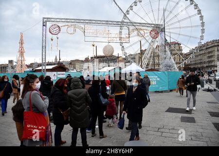 Marseille, France.27 novembre 2021.Personnes vues à l'entrée décorée du marché de Noël à Marseille.Crédit : SOPA Images Limited/Alamy Live News Banque D'Images