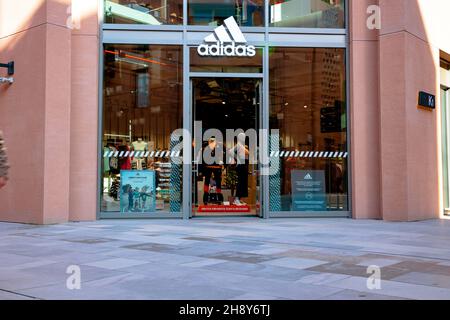 Les gens a la boutique Adidas outlet a Beijing Chine. 21 Jan 2014 Photo Stock Alamy