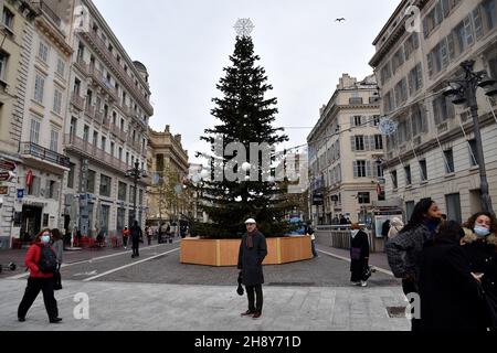 Marseille, France.27 novembre 2021.Un arbre de Noël de 12 mètres de haut vu sur la Canebière à Marseille.(Photo de Gerard Bottino/SOPA Images/Sipa USA) crédit: SIPA USA/Alay Live News Banque D'Images