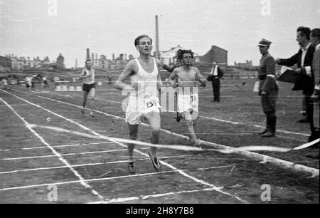 Varsovie, 1946-07-06.Kwalifikacje (6-7.VII) do mistrzostw Europy W lekkoatletyce W Oslo, na stadionie Wojskowego Klubu Sportowego Legia. ka PAP/Jerzy BaranowskiVarsovie, le 6 juillet 1946.Qualifications de champion d'athlétisme européen d'Oslo (6 au 7 juillet) au stade du club sportif militaire Legia. ka PAP/Jerzy Baranowski Banque D'Images