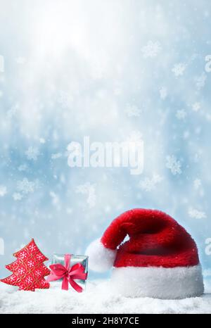 Chapeau du Père noël avec fond de neige et de neige bleue. Banque D'Images