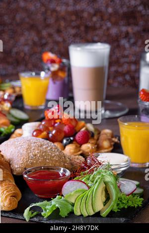 Petit déjeuner ou brunch pour deux personnes sur une table rustique en bois Banque D'Images