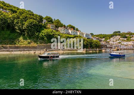 La rivière East Looe et la rivière West Looe juste avant que la rivière ne coule dans la mer - Looe, Cornwall, Royaume-Uni. Banque D'Images