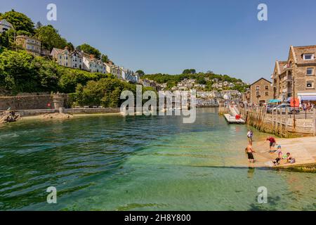 La rivière East Looe et la rivière West Looe juste avant que la rivière ne coule dans la mer - Looe, Cornwall, Royaume-Uni. Banque D'Images