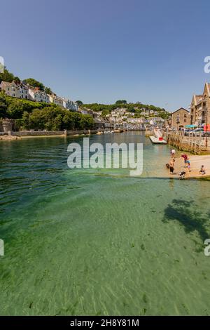 La rivière East Looe et la rivière West Looe juste avant que la rivière ne coule dans la mer - Looe, Cornwall, Royaume-Uni. Banque D'Images