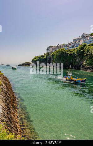 La rivière East Looe et la rivière West Looe juste avant que la rivière ne coule dans la mer - Looe, Cornwall, Royaume-Uni. Banque D'Images