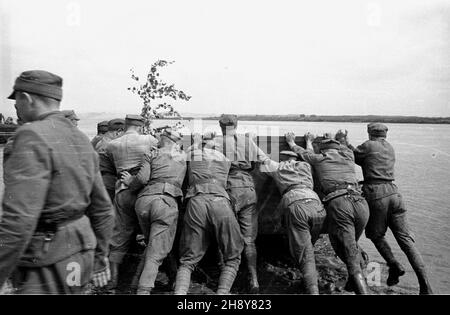 Nieszawa, 1946-07-16.Æwiczenia pokazowe Wojska Polskiego.NZ. Spuszczanie ³odzi pontonowych na wodê. gr PAP/W³adys³aw ForbertNieszawa, le 16 juillet 1946.L'entraînement au spectacle de l'armée polonaise.Photo : lancement des bateaux pontons. gr PAP/Wladyslaw Forbert Banque D'Images