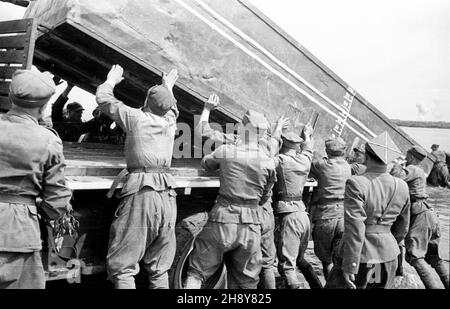 Nieszawa, 1946-07-16.Æwiczenia pokazowe Wojska Polskiego.NZ. Spuszczanie ³odzi pontonowych na wodê. gr PAP/W³adys³aw ForbertNieszawa, le 16 juillet 1946.L'entraînement au spectacle de l'armée polonaise.Photo : lancement des bateaux pontons. gr PAP/Wladyslaw Forbert Banque D'Images