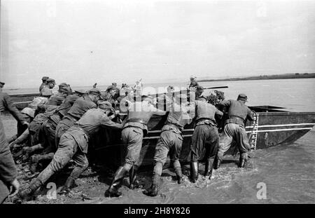 Nieszawa, 1946-07-16.Æwiczenia pokazowe Wojska Polskiego.NZ. Spuszczanie ³odzi pontonowych na wodê. gr PAP/W³adys³aw ForbertNieszawa, le 16 juillet 1946.L'entraînement au spectacle de l'armée polonaise.Photo : lancement des bateaux pontons. gr PAP/Wladyslaw Forbert Banque D'Images