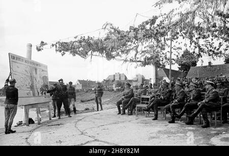 Nieszawa, 1946-07-16.Æwiczenia pokazowe Wojska Polskiego.NZ. Omówienie wojskowych dzia³añ operacyjnych. gr PAP/W³adys³aw ForbertNieszawa, le 16 juillet 1946.L'entraînement au spectacle de l'armée polonaise.Photo : discussion sur l'action militaire. gr PAP/Wladyslaw Forbert Banque D'Images