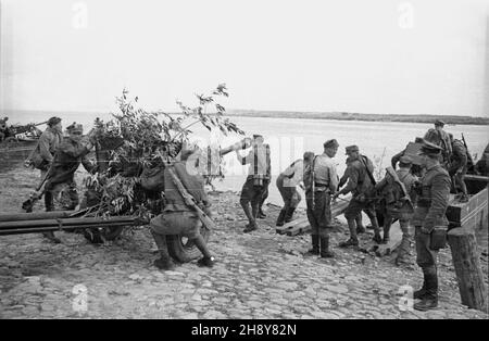 Nieszawa, 1946-07-16.Æwiczenia pokazowe Wojska Polskiego.NZ. Przygotowywanie sprzêtu wojskowego do przeprawy przez Wis³ê. gr PAPW³adys³aw ForbertNieszawa, le 16 juillet 1946.L'entraînement au spectacle de l'armée polonaise.Photo : préparation du matériel militaire pour le passage. gr PAP/Wladyslaw Forbert Banque D'Images