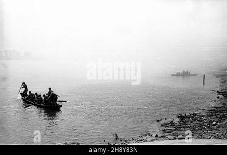 Nieszawa, 1946-07-16.Æwiczenia pokazowe Wojska Polskiego.NZ.¿o³nierze ³odziami przeprawiaj¹ siê na drug¹ stronê Wis³y. gr PAP/W³adys³aw ForbertNieszawa, le 16 juillet 1946.L'entraînement au spectacle de l'armée polonaise.Photo : passage à niveau de Wisla. gr PAP/Wladyslaw Forbert Banque D'Images