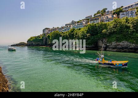 La rivière East Looe et la rivière West Looe juste avant que la rivière ne coule dans la mer - Looe, Cornwall, Royaume-Uni. Banque D'Images