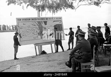 Nieszawa, 1946-07-16.Æwiczenia pokazowe Wojska Polskiego.NZ. Omówienie wojskowych dzia³añ operacyjnych. gr PAP/Bogus³aw LambachNieszawa, le 16 juillet 1946.L'entraînement au spectacle de l'armée polonaise.Photo : discussion sur l'action militaire. gr PAP/Boguslaw Lambach Banque D'Images