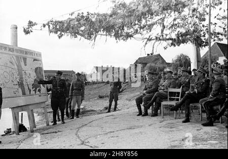 Nieszawa, 1946-07-16.Æwiczenia pokazowe Wojska Polskiego.NZ. Omówienie wojskowych dzia³añ operacyjnych. gr PAP/Bogus³aw LambachNieszawa, le 16 juillet 1946.L'entraînement au spectacle de l'armée polonaise.Photo : discussion sur l'action militaire. gr PAP/Boguslaw Lambach Banque D'Images