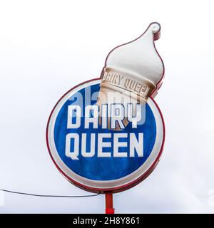 Williams, AZ - 29 septembre 2021 : ce panneau Dairy Queen d'époque à cornet de glace sur la route historique 66 provient de l'emplacement original de 1950s et a été déplacé Banque D'Images